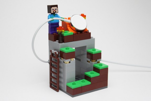 lego_minecraft_apple_watch_stand_1